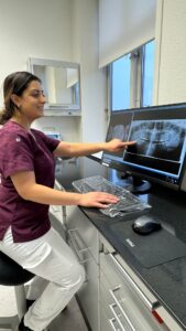 406387362_1047744943110970_2230582794626909206_n Dygtig klinikassistent kigger på røntgen hos byens bedste tandlæge