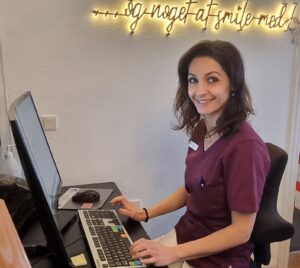 Sahar kigger op 1920×1715 20231211_115054 Sahar er en dygtig tandlæge i Holbæk